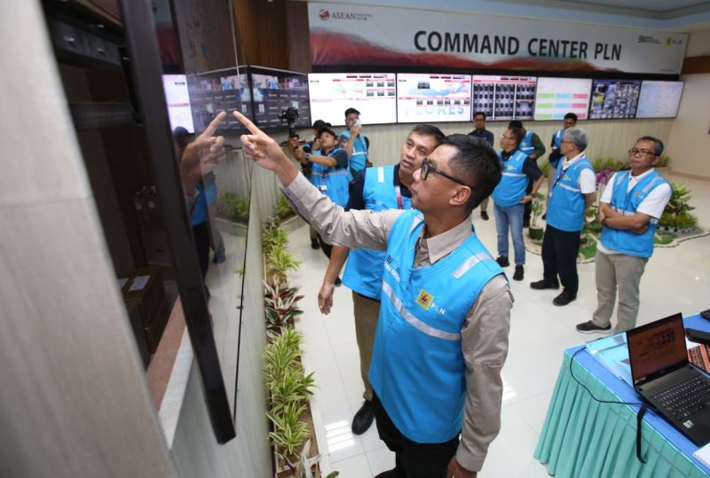 Direktur Utama PLN Darmawan Prasodjo memantau langsung pengaturan kelistrikan untuk gelaran KTT ASEAN dari Command Center PLN di Labuan Bajo pada Mei lalu. Digitalisasi proses bisnis membuat pengaturan kelistrikan dapat dilakukan secara terpusat sehingga membuat kelistrikan lebih andal.