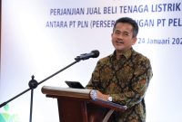 General Manager PLN UID Kalselteng Muhammad Joharifin saat memberikan sambutan dalam kegiatan penandatanganan Perjanjian Jual Beli Tenaga Listrik (PJBTL) Additional Demand sebesar 24,5 Mega Volt Ampere (MVA) dengan PT Pelsart Tambang Kencana (PT PTK) Cluster Tarjun, pada Rabu (24/1), di Jakarta.