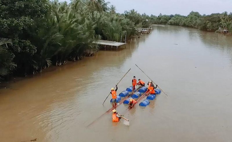 Perjuangan petugas PLN memobilisasi tiang melewati sungai ke Desa Akkotengeng, Kabupaten Wajo, Provinsi Sulawesi Selatan menggunakan rakit buatan untuk membangun infrastruktur kelistrikan.