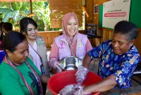 Srikandi PLN memberikan pelatihan pengolahan produk ikan tenggiri kepada UMKM Lestari di Raja Ampat, Papua.