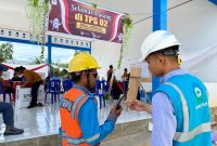 Petugas PLN melakukan pengamanan listrik di TPS 02 Desa Angsana, Kabupaten Tanah Bumbu, Kalimantan Selatan.