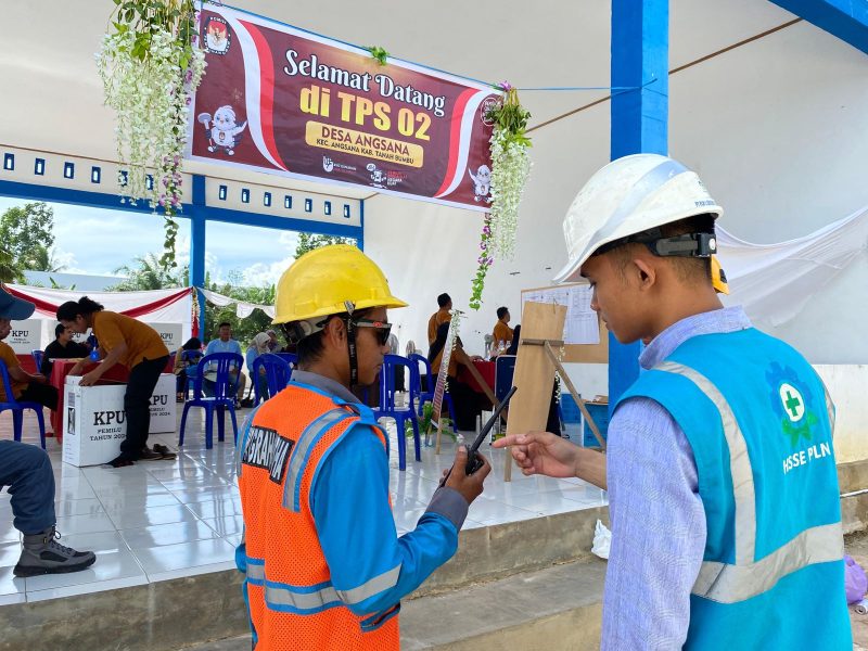 Petugas PLN melakukan pengamanan listrik di TPS 02 Desa Angsana, Kabupaten Tanah Bumbu, Kalimantan Selatan.