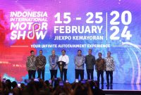 Pembukaan The 31th Indonesia International Motor Show (IIMS) 2024 oleh Presiden Republik Indonesia, Joko Widodo (keempat dari kiri) yang didampingi oleh Menteri Koordinator Perekonomian Airlangga Hartanto (keempat dari kanan), Menteri Perindustrian, Agus Gumiwang Kartasasmita (ketiga dari kanan), Menteri Investasi, Bahlil Lahadalia (kedua dari kanan), Menteri Perdagangan, Zulkifli Hasan (paling kanan), Pj Gubernur DKI Jakarta, Heru Budi Hartono (kedua dari kiri), CEO Kompas Gramedia Group, Lilik Oetama (ketiga dari kiri), dan Dirut PT Dyandra Promosindo, Daswar Marpaung (paling kiri).