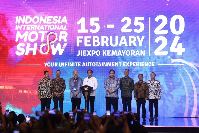 Pembukaan The 31th Indonesia International Motor Show (IIMS) 2024 oleh Presiden Republik Indonesia, Joko Widodo (keempat dari kiri) yang didampingi oleh Menteri Koordinator Perekonomian Airlangga Hartanto (keempat dari kanan), Menteri Perindustrian, Agus Gumiwang Kartasasmita (ketiga dari kanan), Menteri Investasi, Bahlil Lahadalia (kedua dari kanan), Menteri Perdagangan, Zulkifli Hasan (paling kanan), Pj Gubernur DKI Jakarta, Heru Budi Hartono (kedua dari kiri), CEO Kompas Gramedia Group, Lilik Oetama (ketiga dari kiri), dan Dirut PT Dyandra Promosindo, Daswar Marpaung (paling kiri).