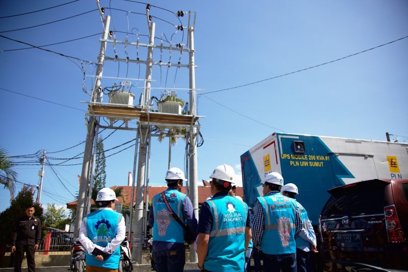 Petugas PLN melakukan pemeriksaan kesiapan sistem kelistrikan yang memasok lokasi utama gelaran kejuaraan dunia balap perahu super cepat F1 Powerboat tahun 2024 di Balige pada tanggal 23 hingga 25 Februari 2024.
