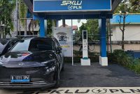 Kendaraan listrik sedang melakukan pengisian daya di SPKLU PLN Barabai, Kabupaten Hulu Sungai Utara, Kalimantan Selatan. SPKLU menjadi salah satu   SPKLU yang berada di kawasan penyangga Ibu Kota Nusantara.