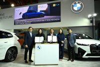 Executive Vice President Penjualan dan Pelayanan Pelanggan PLN Tonny Bellamy (tengah) dan Direktur Komunikasi PT BMW Indonesia Jodie O'tania (dua dari kiri) menunjukkan dokumen kerja sama program bundling layanan home charging services untuk pelanggan kendaraan listrik atau electric vehicle (EV), di sela gelaran Indonesia International Motor Show 2024. Turut menyaksikan Direktur Marketing PT BMW Indonesia Bayu Rianto (kiri), Direktur Utama PT Tri Energi Berkarya Tania Satriyo (dua dari kanan), dan Direktur Operasi PLN Haleyora Power Diksi Erfani Umar (kanan).