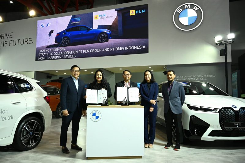 Executive Vice President Penjualan dan Pelayanan Pelanggan PLN Tonny Bellamy (tengah) dan Direktur Komunikasi PT BMW Indonesia Jodie O'tania (dua dari kiri) menunjukkan dokumen kerja sama program bundling layanan home charging services untuk pelanggan kendaraan listrik atau electric vehicle (EV), di sela gelaran Indonesia International Motor Show 2024. Turut menyaksikan Direktur Marketing PT BMW Indonesia Bayu Rianto (kiri), Direktur Utama PT Tri Energi Berkarya Tania Satriyo (dua dari kanan), dan Direktur Operasi PLN Haleyora Power Diksi Erfani Umar (kanan).