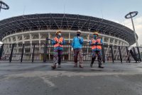 Petugas PLN melakukan pengecekan kelistrikan Stadion Utama Gelora Bung Karno, Senayan, Jakarta.
