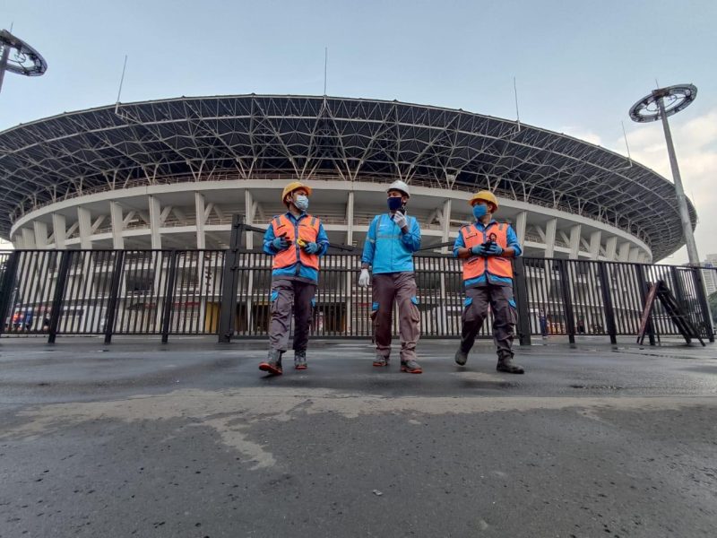 Petugas PLN melakukan pengecekan kelistrikan Stadion Utama Gelora Bung Karno, Senayan, Jakarta.