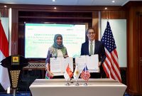 Pertukaran dokumen Grant Agreement “The Indonesia Net Zero World Renewable Energy Mini-Grid” oleh Direktur Keuangan PLN Sinthya Roesly (kiri) dan The Charge d’Affaires ad interim U.S. Embassy Indonesia, Michael F. Kleine (kanan) sebagai simbol komitmen bersama antara PLN dengan USTDA untuk pengembangan EBT di wilayah 3T di Indonesia.