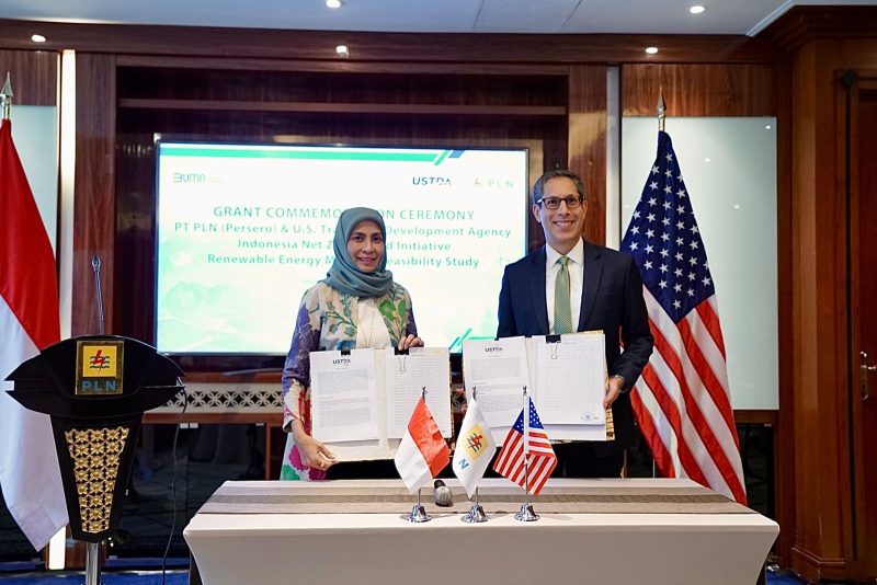 Pertukaran dokumen Grant Agreement “The Indonesia Net Zero World Renewable Energy Mini-Grid” oleh Direktur Keuangan PLN Sinthya Roesly (kiri) dan The Charge d’Affaires ad interim U.S. Embassy Indonesia, Michael F. Kleine (kanan) sebagai simbol komitmen bersama antara PLN dengan USTDA untuk pengembangan EBT di wilayah 3T di Indonesia.