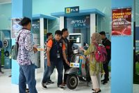 Suasana booth PLN di ajang IIMS 2024 yang dipadati para pengunjung.
