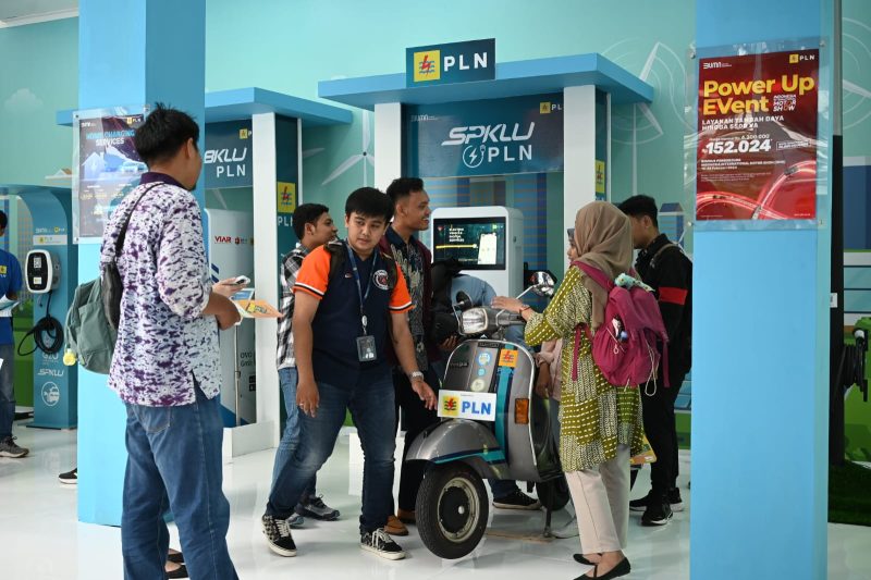 Suasana booth PLN di ajang IIMS 2024 yang dipadati para pengunjung.