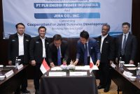 Penandatanganan nota kesepahaman antara PLN Energi Primer Indonesia (EPI) dengan JERA guna menjajaki peluang kolaborasi strategis dalam bidang suplai, optimasi rantai pasok dan infrastruktur LNG untuk PLN Group sekaligus mengembangkan ekosistem energi hijau di Indonesia yang dilaksanakan di Bandung pada Senin (5/2).
