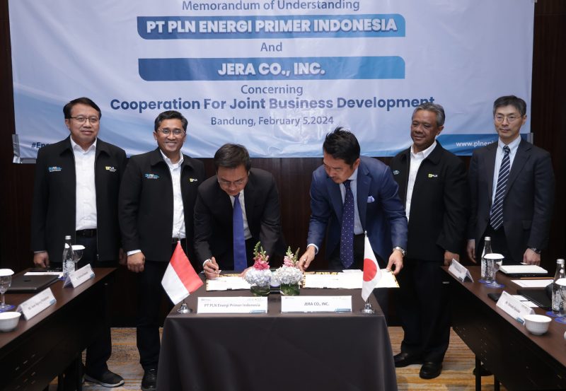 Penandatanganan nota kesepahaman antara PLN Energi Primer Indonesia (EPI) dengan JERA guna menjajaki peluang kolaborasi strategis dalam bidang suplai, optimasi rantai pasok dan infrastruktur LNG untuk PLN Group sekaligus mengembangkan ekosistem energi hijau di Indonesia yang dilaksanakan di Bandung pada Senin (5/2).