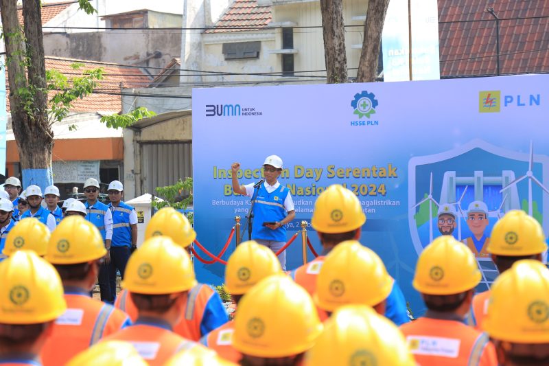 Direktur Distribusi PLN Adi Priyanto saat menyampaikan arahan pada kegiatan Inspection Day dalam rangka memperingati Bulan Keselamatan dan Kesehatan Kerja (K3) Nasional. Kegiatan tersebut dipusatkan di kantor PLN Unit Pelaksana Pelayanan Pelanggan (UP3) Surabaya Selatan, Jumat (2/02).