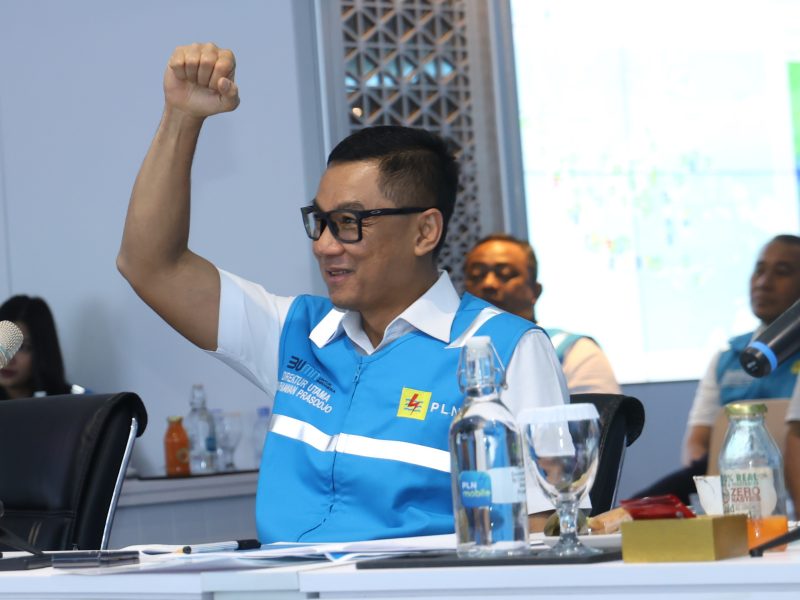 Direktur Utama Darmawan Prasodjo memberikan semangat kepada seluruh personel siaga Pemilu 2024 di seluruh Indonesia pada saat apel siaga kelistrikan Pemilu 2024 secara daring dari Jakarta, pada Senin (13/2).