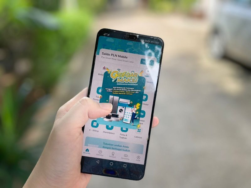 Pelanggan membuka informasi mengenai program Gelegar Maksi di aplikasi PLN Mobile.