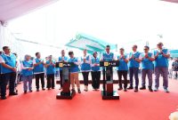 Plt Direktur Jenderal EBTKE Kementerian ESDM Jisman P. Hutajulu (enam dari kiri) dan Direktur Utama PLN Darmawan Prasodjo (lima dari kanan) saat menandatangani prasasti peresmian Hydrogen Refueling Station Senayan. Turut hadir dalam acara tersebut Anggota Komisi VII DPR RI yang juga menjadi Hydrogen Ambasador Dyah Roro Esti (tengah), Deputi Bidang Kemaritiman dan SDA Bappenas Vivi Yulaswati (empat dari kiri), Kepala Sekretariat Just Energy Transition Partnership Edo Mahendra (tiga dari kiri), Direktur Manajemen Proyek dan Energi Baru Terbarukan PLN Wiluyo Kusdwiharto (kiri),  Direktur Retail dan Niaga PLN Edi Srimulyanti (dua dari kiri), Direktur Transmisi dan Perencanaan Sistem PLN Evy Haryadi (kanan), Direktur Pembangkitan PLN Adi Lumakso (dua dari kanan), Direktur Perencanaan Korporat dan Pengembangan Bisnis PLN Hartanto Wibowo (empat dari kanan), Walikota Jakarta Selatan Munjirin (lima dari kiri), dan Direktur Utama PLN Indonesia Power Edwin Nugraha Putra (tiga dari kanan).