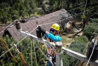 Ilustrasi Petugas PLN melakukan pemeliharaan jaringan listrik untuk meningkatkan keandalan pasokan listrik sebelum memasuki masa siaga Pemilu 2024.