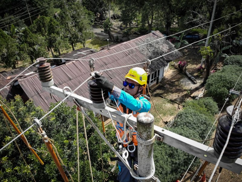 Ilustrasi Petugas PLN melakukan pemeliharaan jaringan listrik untuk meningkatkan keandalan pasokan listrik sebelum memasuki masa siaga Pemilu 2024.