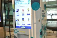 Tampilan vending machine yang menjajakan UMKM binaan PLN di Terminal III Bandara Soekarno-Hatta
