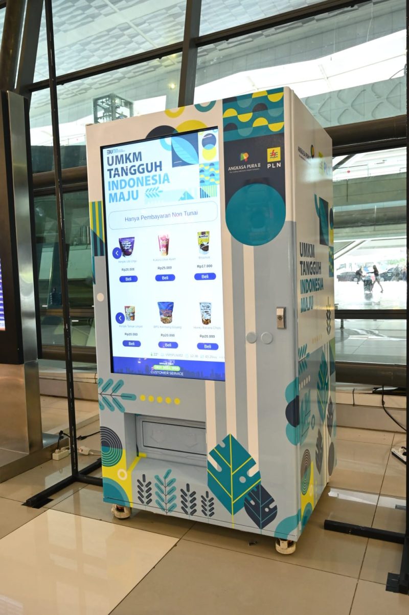 Tampilan vending machine yang menjajakan UMKM binaan PLN di Terminal III Bandara Soekarno-Hatta