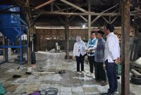 Tim PLN saat melakukan pengecekan instalasi kelistrikan penggilingan padi milik Badrudin (kedua dari kanan) yang berlokasi di Pabayuran Kabupaten Bekasi.