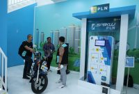 Suasana booth PLN di ajang IIMS 2024 yang dipadati para pengunjung.