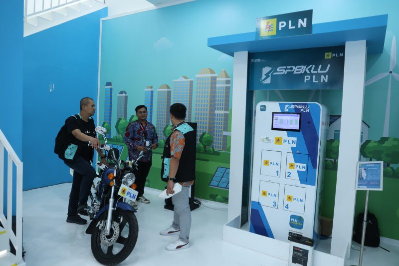 Suasana booth PLN di ajang IIMS 2024 yang dipadati para pengunjung.