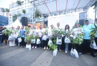 Keterangan Foto 1: Jakarta - Manager CSR Pertamina Dian Hapsari dan perwakilan BUMN turut membagikan bibit pohon di acara Gerakan Penanaman 100.000 Bibit Pohon dalam rangka Hari Pers Nasional 2024, Minggu (18/2).