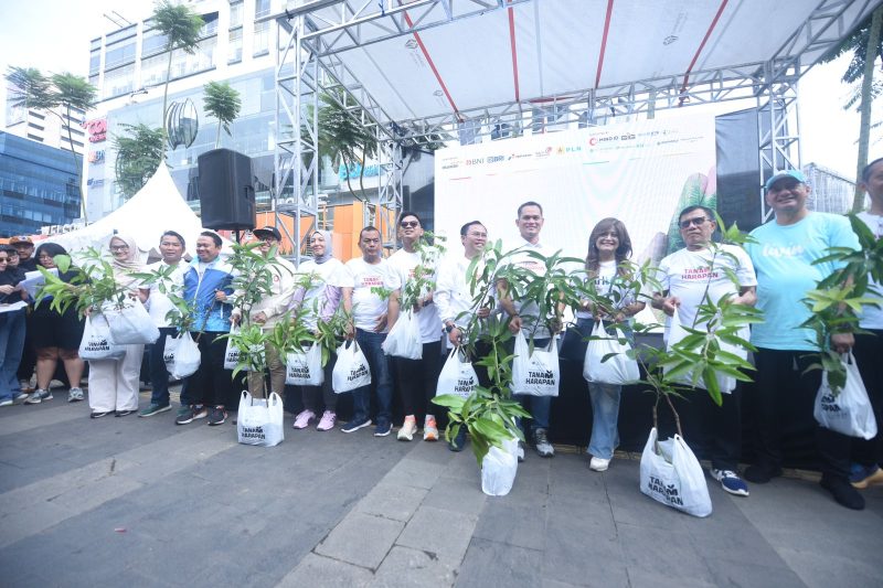 Keterangan Foto 1: Jakarta - Manager CSR Pertamina Dian Hapsari dan perwakilan BUMN turut membagikan bibit pohon di acara Gerakan Penanaman 100.000 Bibit Pohon dalam rangka Hari Pers Nasional 2024, Minggu (18/2).