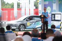 Direktur Utama PLN Darmawan Prasodjo saat menyampaikan sambutan dalam acara peresmian Hydrogen Refueling Station pertama di Indonesia milik PLN yang berlokasi di Senayan, Jakarta pada Rabu (21/2).