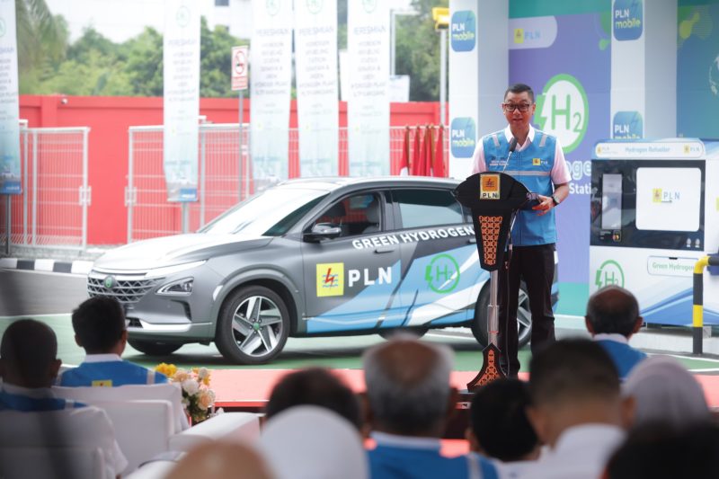 Direktur Utama PLN Darmawan Prasodjo saat menyampaikan sambutan dalam acara peresmian Hydrogen Refueling Station pertama di Indonesia milik PLN yang berlokasi di Senayan, Jakarta pada Rabu (21/2).