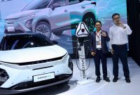 Kolaborasi antara PLN dengan PT Chery Sales Indonesia dalam menghadirkan layanan home charging bagi pelanggan merupakan bentuk komitmen dalam mewujudkan ekosistem EV di Indonesia dalam rangka mengurangi emisi karbon di sektor transportasi. Keterangan foto: Executive Vice President Penjualan dan Pelayanan Pelanggan Retail PLN, Tonny Bellamy (kiri) dan Executive Vice President PT Chery Sales Indonesia, Qu Jizong (kanan).