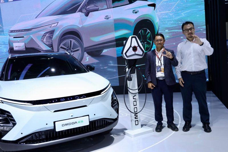 Kolaborasi antara PLN dengan PT Chery Sales Indonesia dalam menghadirkan layanan home charging bagi pelanggan merupakan bentuk komitmen dalam mewujudkan ekosistem EV di Indonesia dalam rangka mengurangi emisi karbon di sektor transportasi. Keterangan foto: Executive Vice President Penjualan dan Pelayanan Pelanggan Retail PLN, Tonny Bellamy (kiri) dan Executive Vice President PT Chery Sales Indonesia, Qu Jizong (kanan).