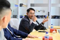 EVP Penjualan dan Pelayanan Pelanggan Retail PLN, Tonny Bellamy (kanan) mengatakan kerja sama antara PLN dan BYD ini akan memudahkan konsumen mobil listrik BYD untuk pengisian daya kendaraannya.