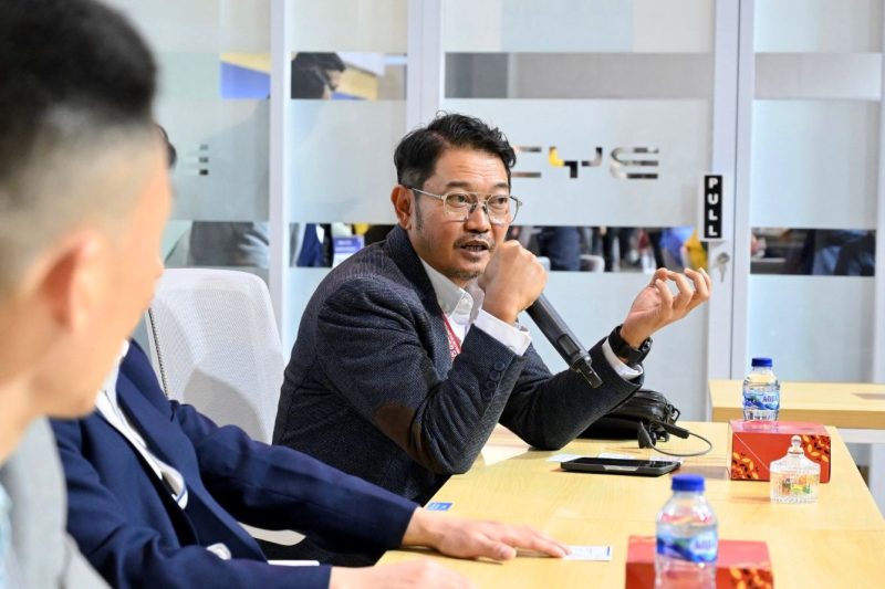 EVP Penjualan dan Pelayanan Pelanggan Retail PLN, Tonny Bellamy (kanan) mengatakan kerja sama antara PLN dan BYD ini akan memudahkan konsumen mobil listrik BYD untuk pengisian daya kendaraannya.