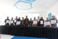 Direktur Utama PLN Darmawan Prasodjo (keenam dari kiri) didampingi Direktur Distribusi PLN Adi Priyanto (kelima dari kiri) dan Direktur Retail dan Niaga PLN Edi Srimulyanti (keenam dari kanan) saat menyaksikan penandatanganan kerja sama pengembangan ekosistem kendaraan listrik dengan lima mitra. Keterangan foto: Direktur Utama PT High Volt Technology Cawir Damai Ginting (kiri), General Manager UID Jakarta Raya Lasiran (kedua dari kiri), Direktur PT Exelly Elektrik Indonesia Abdul Rahman Elly (ketiga dari kiri), General Manager UID Jawa Barat Susiana Mutia (keempat dari kiri), Direktur PT Arista Elektrika Nusantara M. Taufik S Arief (kelima dari kanan), General Manager UID Banten Abdul Mukhlis (keempat dari kanan), Branch Manager Utomodeck Jakarta PT Utomo Chargeplus Indonesia Ellyzabeth Pricillina (ketiga dari kanan), Vice President Penjualan PLN Rahmi Handayani (kedua dari kanan), Deputy CEO Aftersales PT. Vinfast Automobile Indonesia Mochamad Agus Rijadi (kanan).