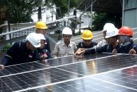 Mahasiswa ITPLN mempelajari langsung operasional pembangkit listrik tenaga surya yang berada di kawasan kampus ITPLN.