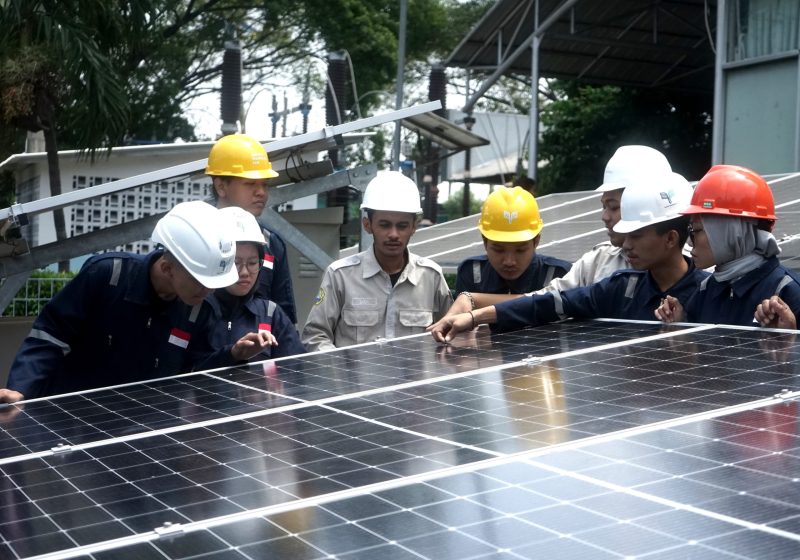 Mahasiswa ITPLN mempelajari langsung operasional pembangkit listrik tenaga surya yang berada di kawasan kampus ITPLN.