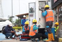 Petugas PLN tengah melakukan instalasi dan integrasi sistem pada SPKLU di rest area 389 B, Kendal, Jawa Tengah.