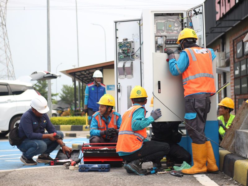 Petugas PLN tengah melakukan instalasi dan integrasi sistem pada SPKLU di rest area 389 B, Kendal, Jawa Tengah.