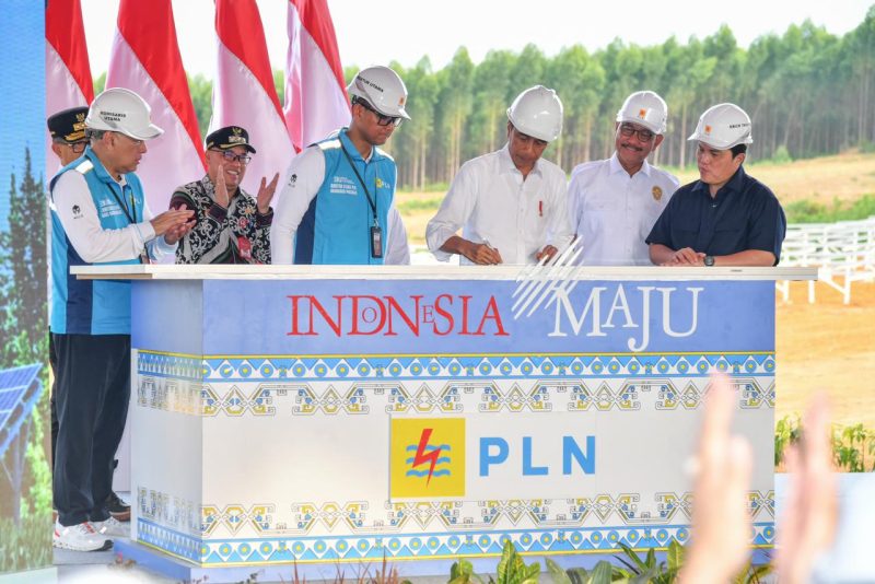 Presiden RI Joko Widodo (tiga dari kanan) menandatangani solar panel saat groundbreaking PLTS IKN Nusantara pada  November 2023. Turut mendampingi Menteri BUMN Erick Thohir (kanan), Komisaris Utama PLN Agus Martowardojo (dua dari kiri), Direktur Utama PLN Darmawan Prasodjo (empat dari kiri), Kepala Otorita Ibu Kota Nusantara (OIKN) Bambang Susantono (dua dari kanan), PJ Gubernur Kalimantan Timur Akmal Malik (kiri), PJ Bupati Penajam Paser Utara, Makmur Marbun (tiga dari kiri). Sumber foto: BPMI Setpres