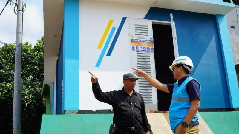 Petugas PLN beserta petugas keamanan lingkungan setempat saat melakukan pengecekan gardu distribusi listrik yang terbuat dari FABA.