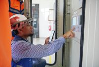 Ilustrasi petugas PLN melakukan pengecekan kelistrikan sebelum melakukan penyambungan listrik.