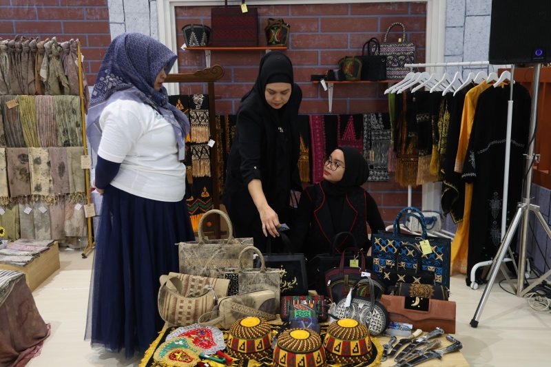 Pengunjung antusias melihat produk-produk UMK pada booth PLN di gelaran INACRAFT 2024