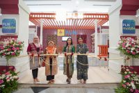 Ketua Umum Persatuan Istri Karyawan-Karyawati (PIKK) PLN Diny Darmawan Prasodjo (kedua dari kanan) didampingi Pengurus PIKK PLN Lely Adi Priyanto (kiri), Yani Adi Lumakso (kedua dari kiri), dan Sita Evy Haryadi (kanan) saat meresmikan booth PLN pada INACRAFT 2024 yang menampilkan 82 jenis produk hasil kerajinan dari 51 UKM binaan PLN.