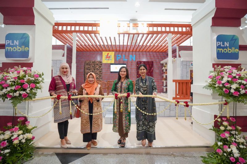Ketua Umum Persatuan Istri Karyawan-Karyawati (PIKK) PLN Diny Darmawan Prasodjo (kedua dari kanan) didampingi Pengurus PIKK PLN Lely Adi Priyanto (kiri), Yani Adi Lumakso (kedua dari kiri), dan Sita Evy Haryadi (kanan) saat meresmikan booth PLN pada INACRAFT 2024 yang menampilkan 82 jenis produk hasil kerajinan dari 51 UKM binaan PLN.